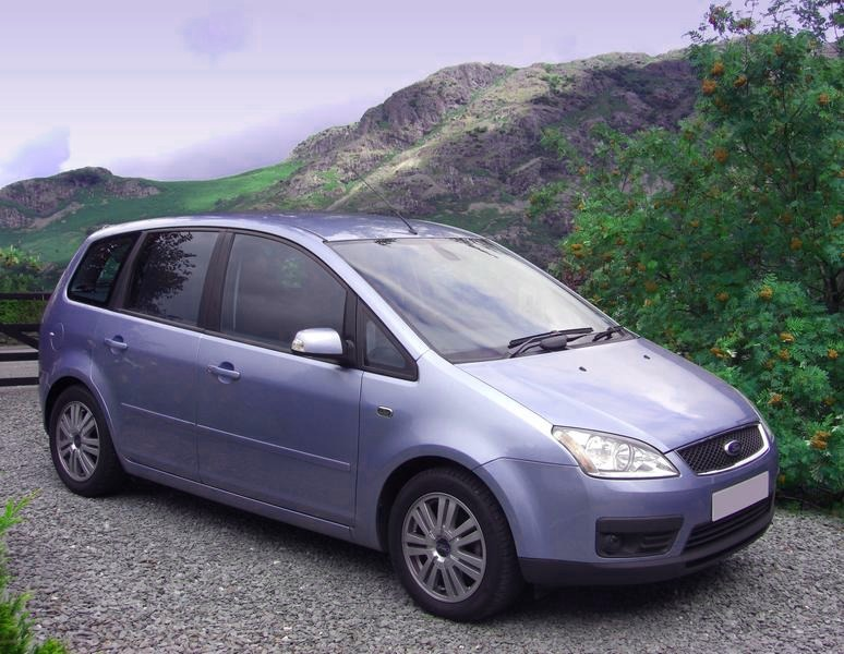Pojemność baku Ford C-Max: 53 czy 60 l? Zasięg po tankowaniu i rezerwa