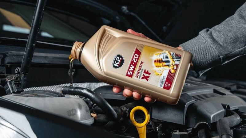 Wymiana oleju w silniku benzynowym – co ile kilometrów? Mechanik radzi